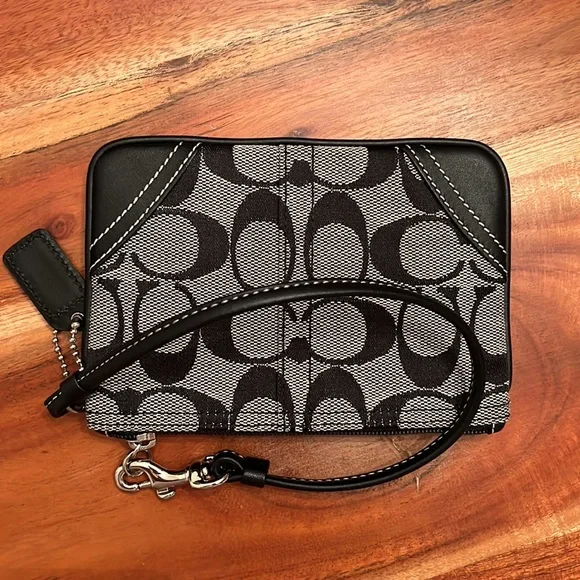 NEW COACH WRISTLET FROM THE SIGNATURE COLLECTION - Picture 3 of 9